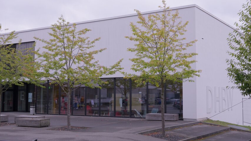 Außenansicht der DHBW-Mosbach bei trübem Wetter